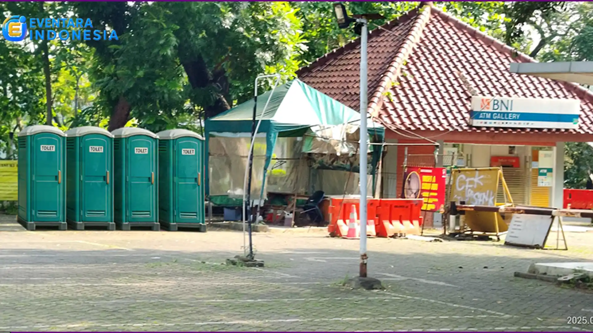 Deretan toilet portable single di area festival outdoor