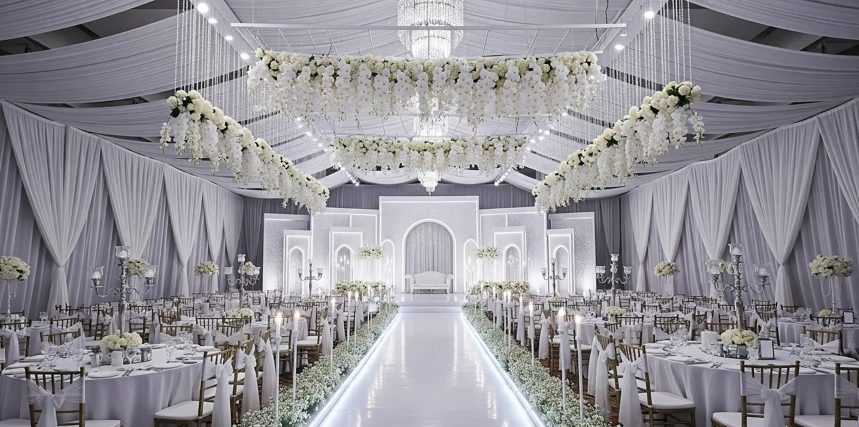 Dekorasi wedding di dalam tenda