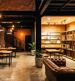 Tema open house industrial chic dengan desain bata ekspos dan besi modern