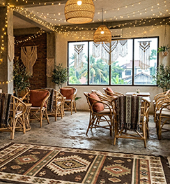 Tema open house bohemian elegant dekorasi earthy dan lampu hangat