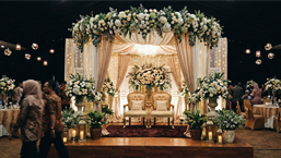 Panggung pernikahan lengkap dengan dekorasi oleh Eventara Indonesia