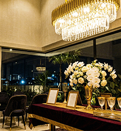 Tema open house glamour gold dekorasi emas mewah chandelier