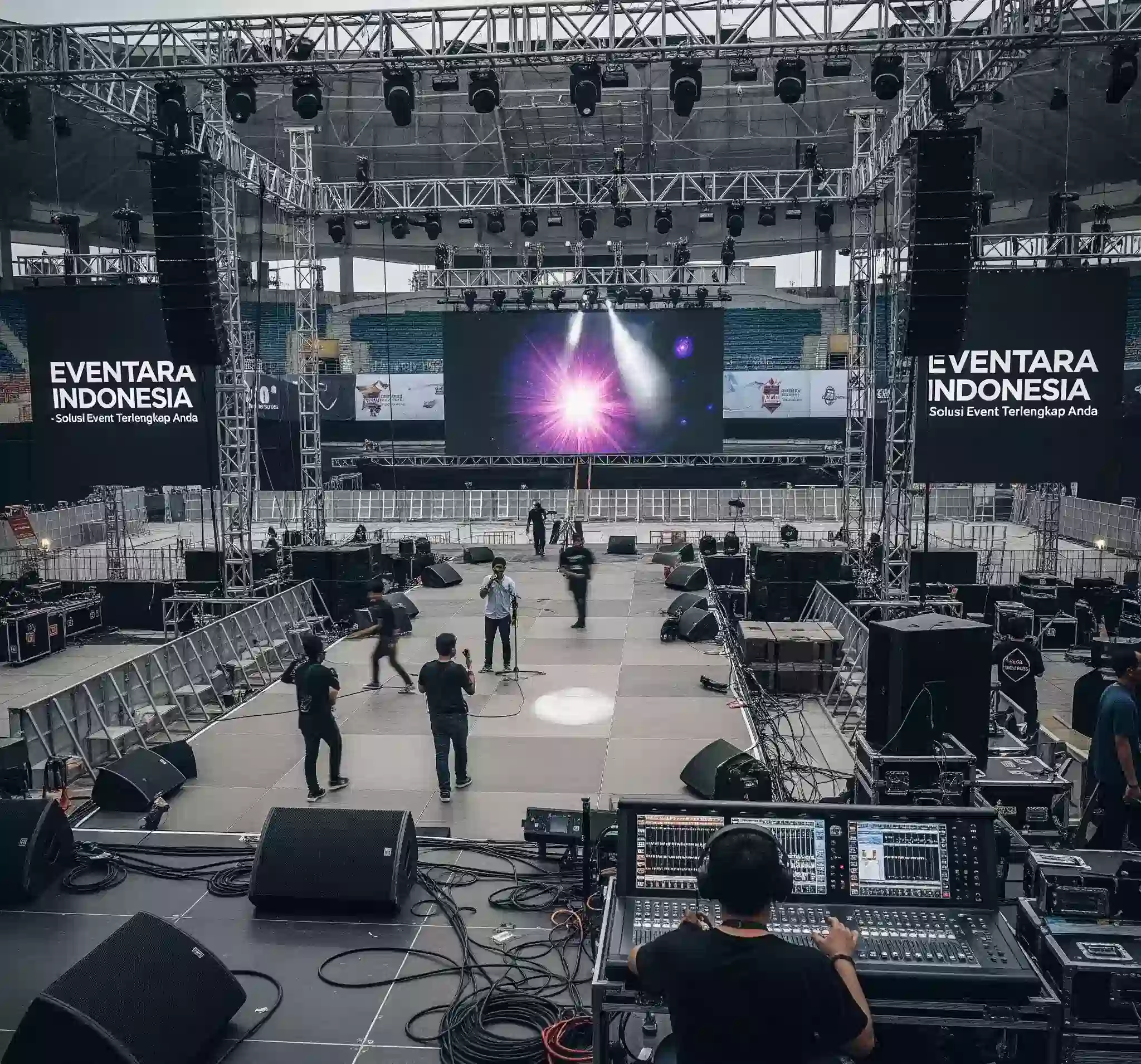 DJ tampil dengan sound system dan visual panggung