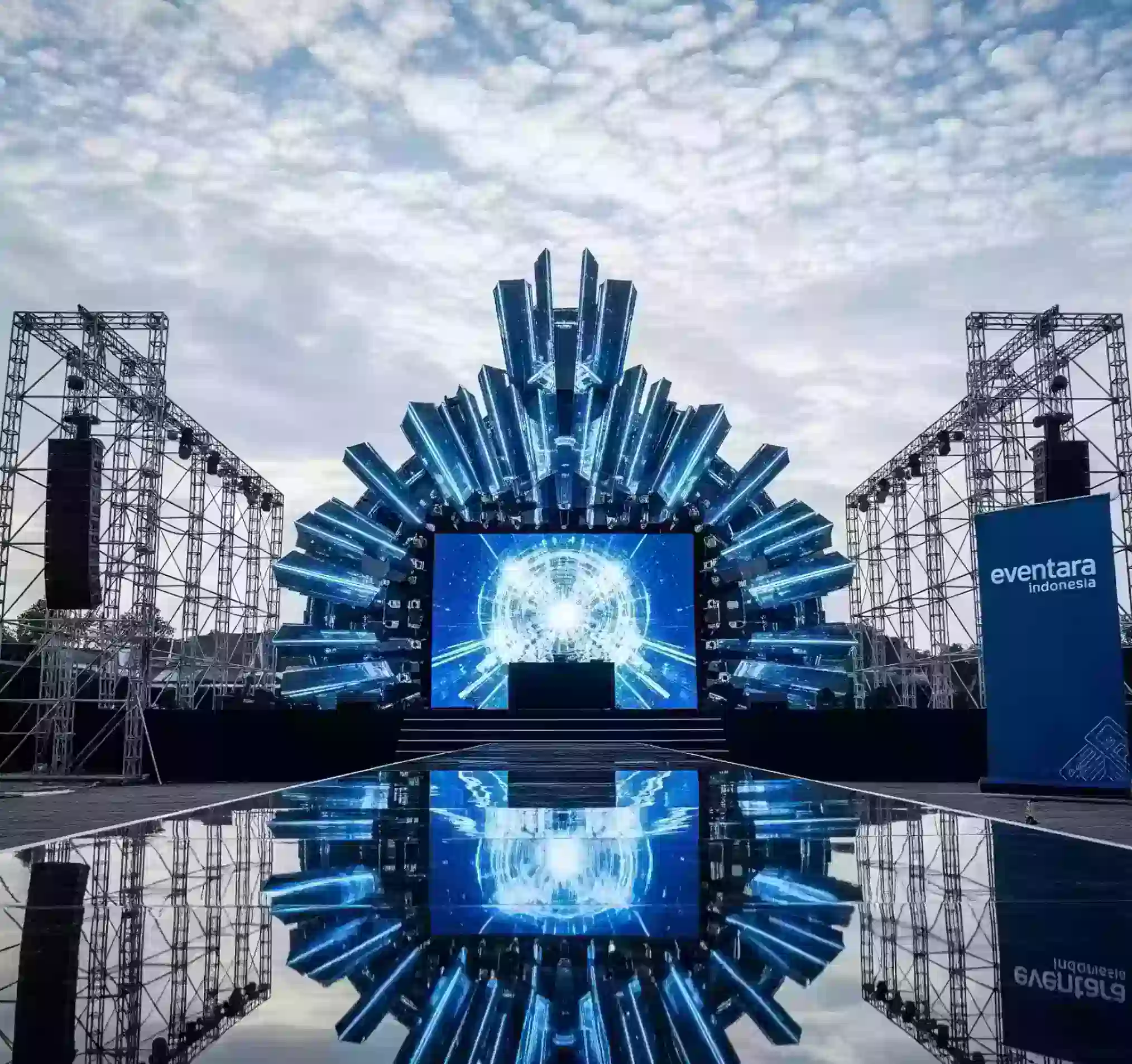 Dubstep music festival — sewa panggung rigging outdoor profesional