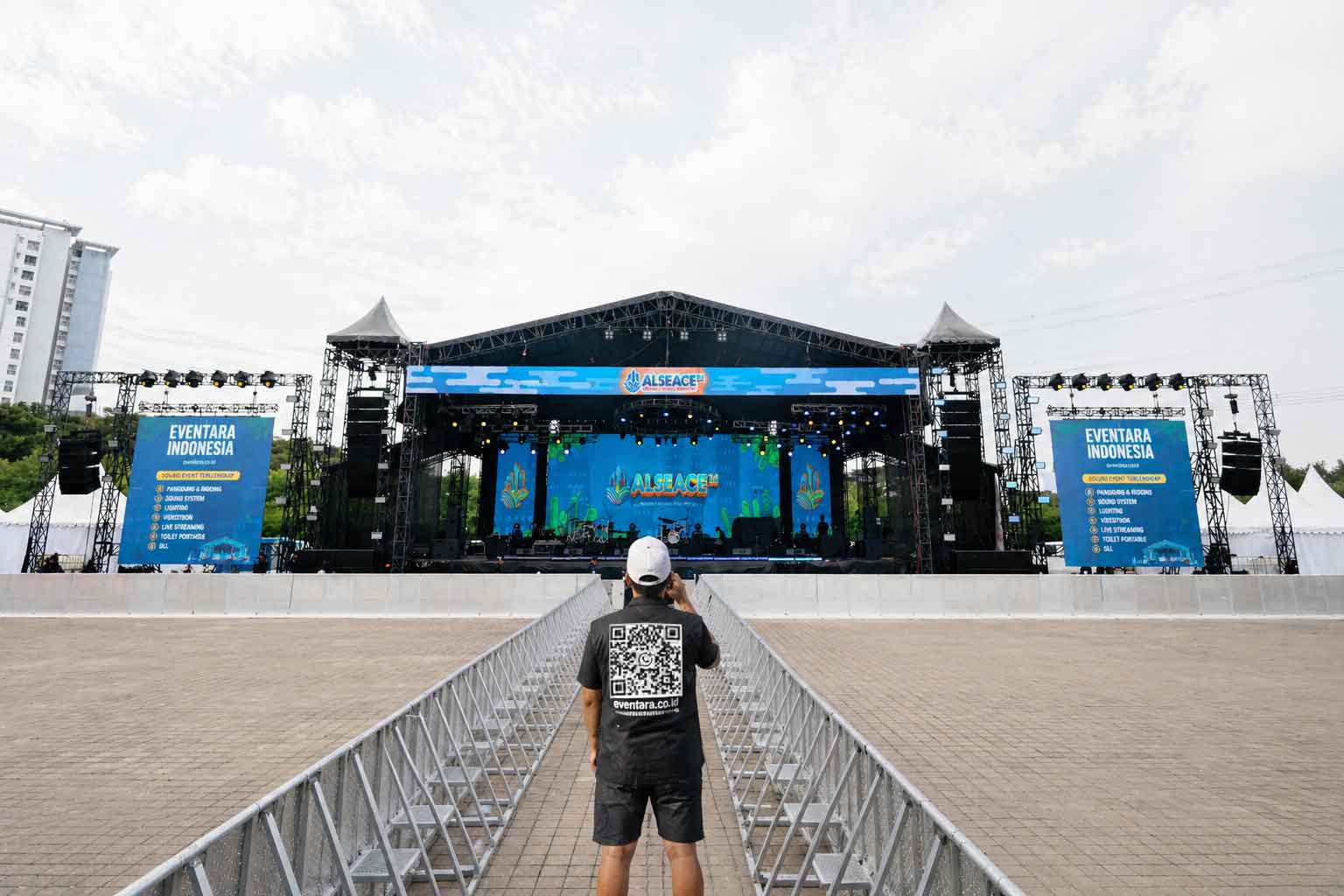 Konser musik dengan lighting biru dan penonton