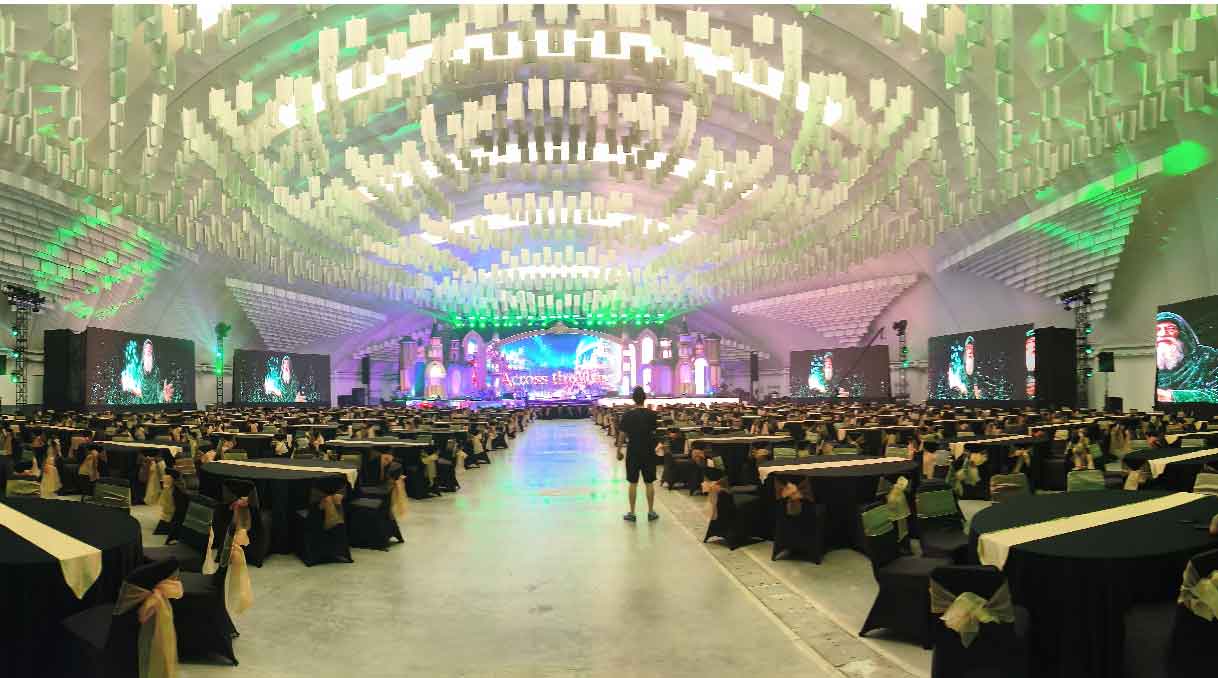 Suasana gala dinner dengan tata meja elegan