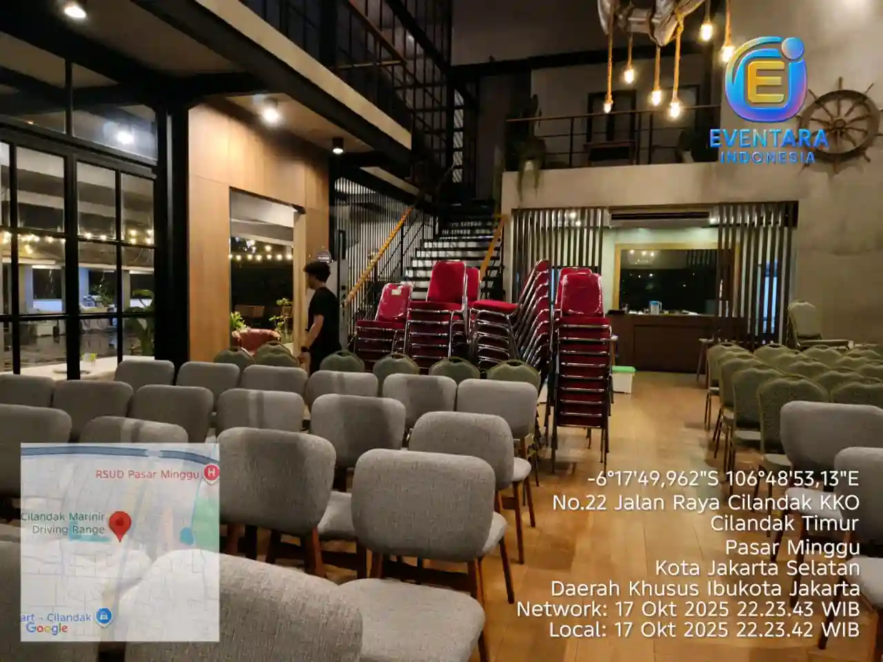 Pemasangan kursi tamu untuk event TAKO ID
