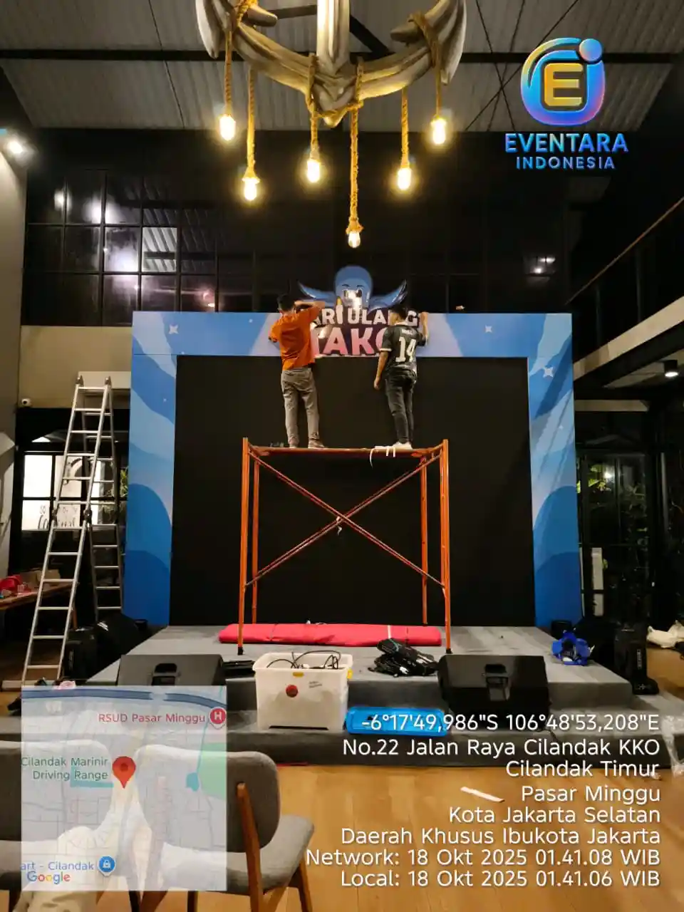 Pemasangan logo branding pada area event oleh tim Eventara Indonesia