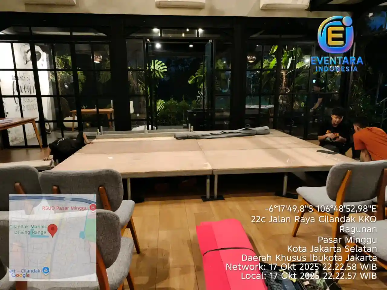 Tim Eventara Indonesia memasang konstruksi panggung event