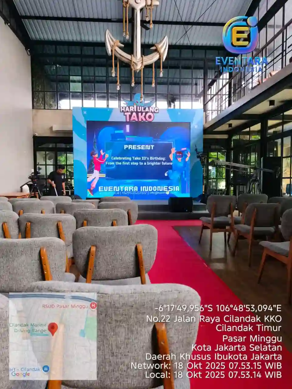 Panggung konferensi dengan LED screen resolusi tinggi di depan audiens korporat