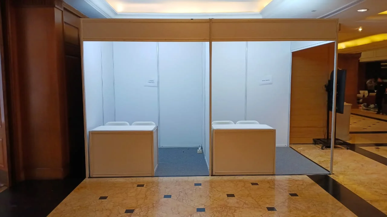 Instalasi booth registration dan counter pada area foyer hotel dengan akses masuk yang lapang