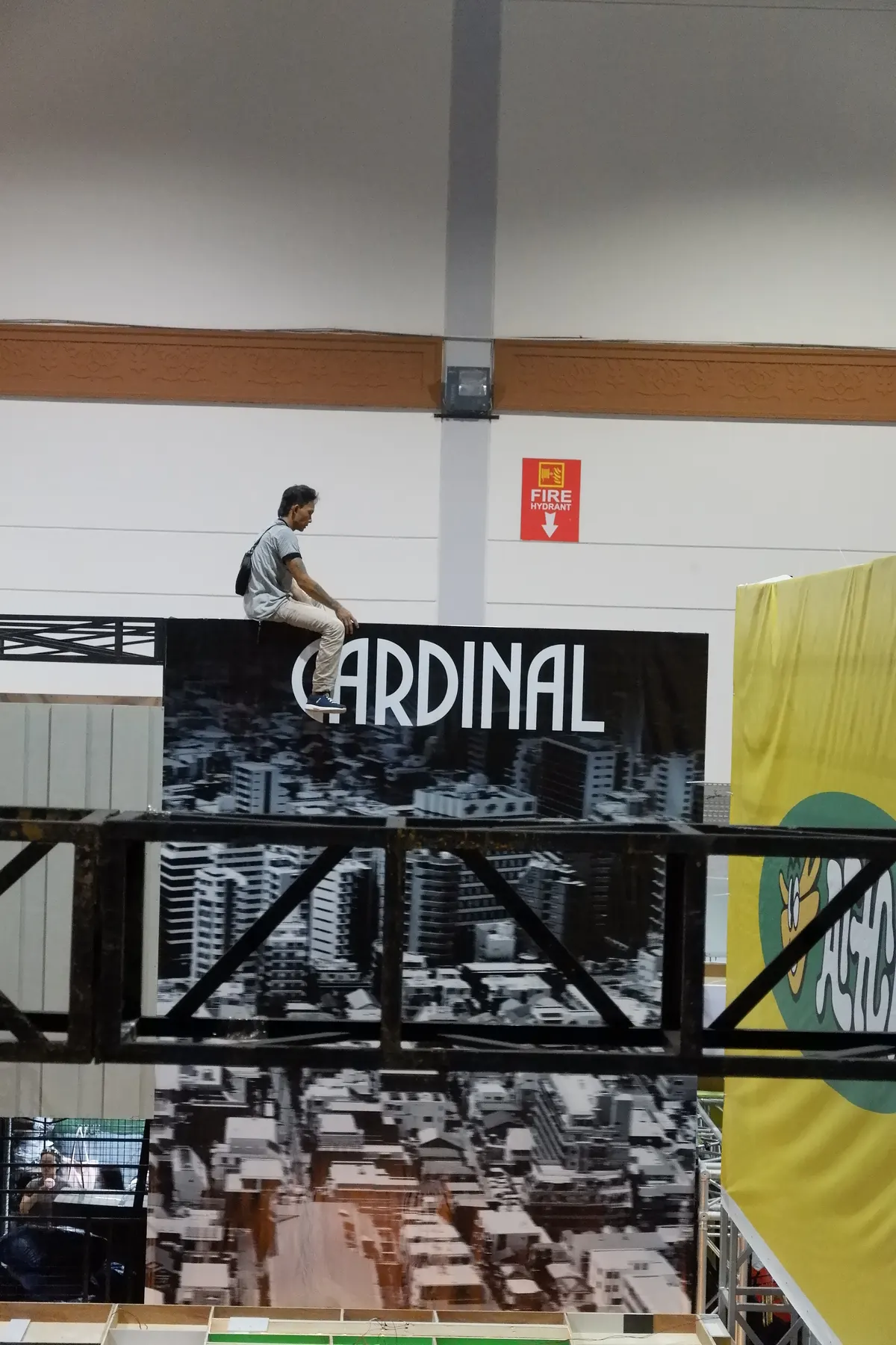 Logo Cardinal sedang di pasang di indofest 2026