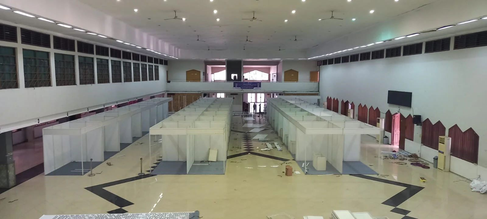 Instalasi partisi booth pameran modular berwarna putih memenuhi hall besar di Jakarta dengan koridor tengah yang lebar