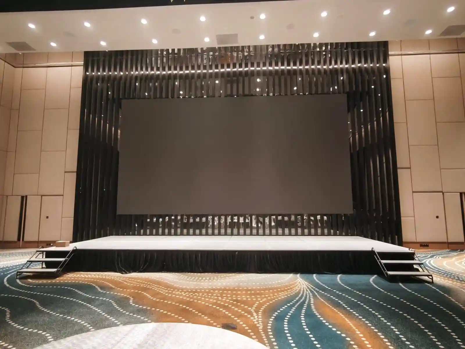 Dekorasi panggung event di Movenpick Hotel Jakarta oleh Eventara Indonesia