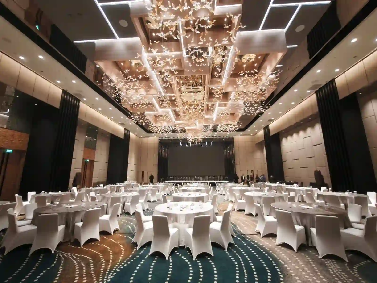 Setup gala dinner di Movenpick Hotel Jakarta oleh Eventara Indonesia