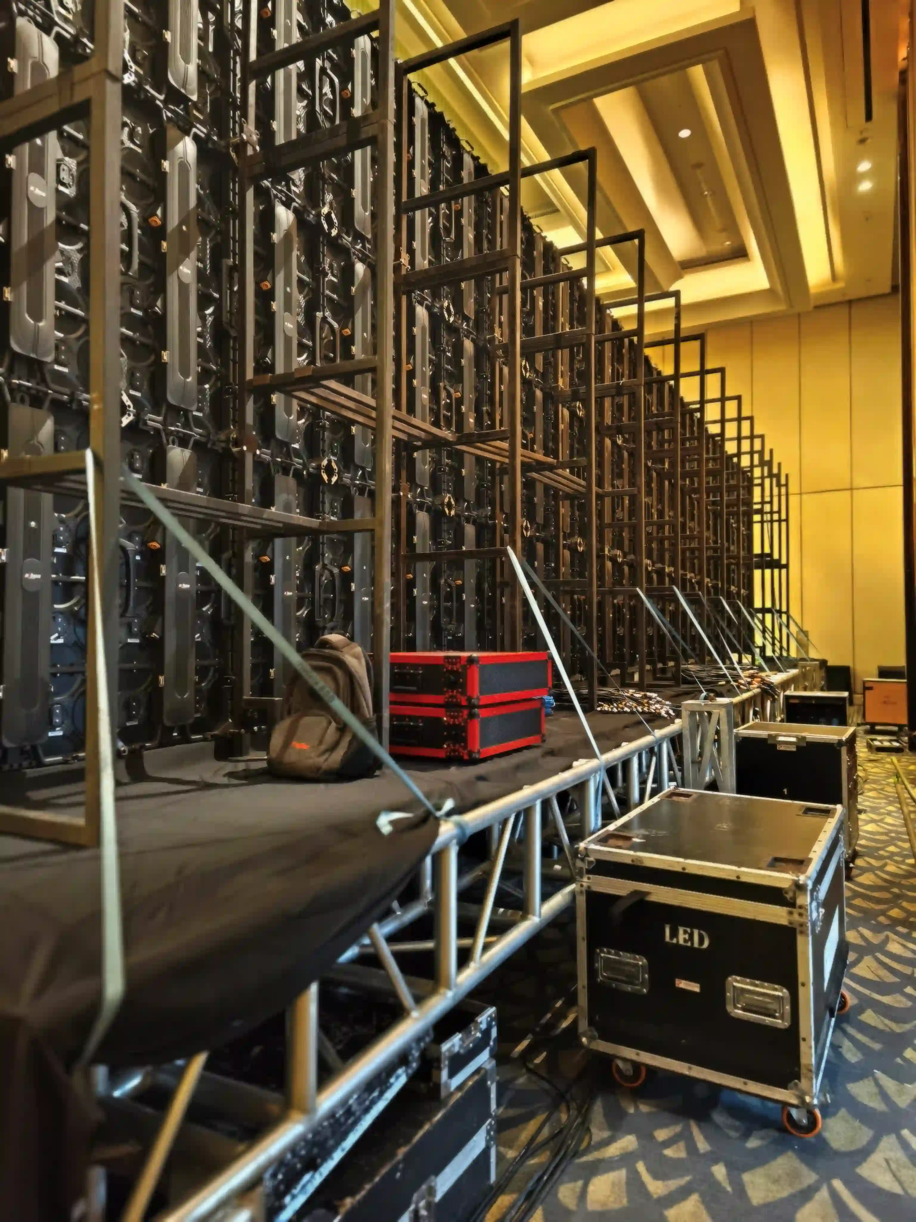 Pemasangan dudukan LED videotron Event BSMR bersama Eventara Indonesia