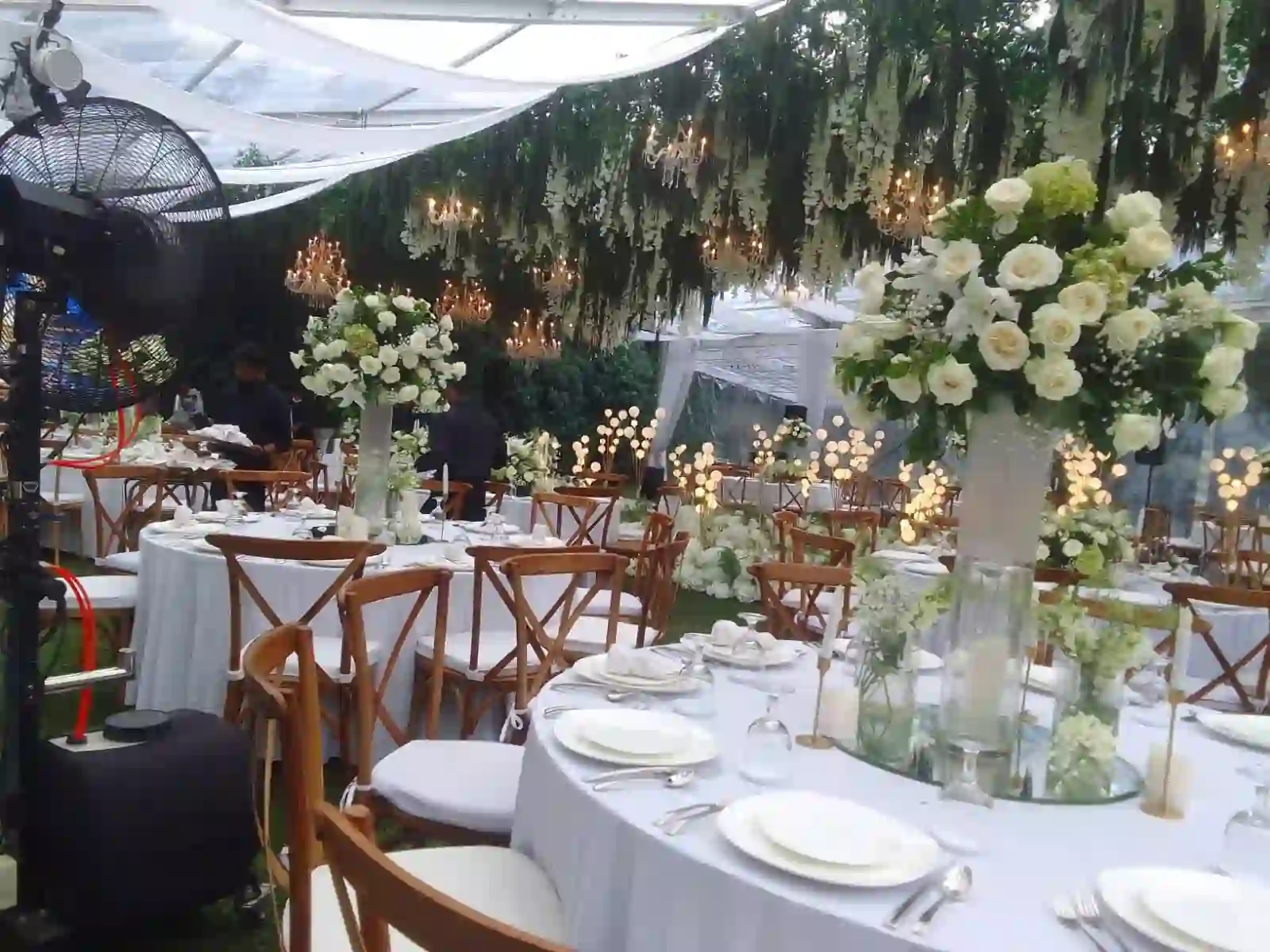Chandelier kristal dan greenery gantung di bawah tenda transparan dengan meja pengantin panjang, private wedding 15 Agustus 2026 oleh Eventara Indonesia