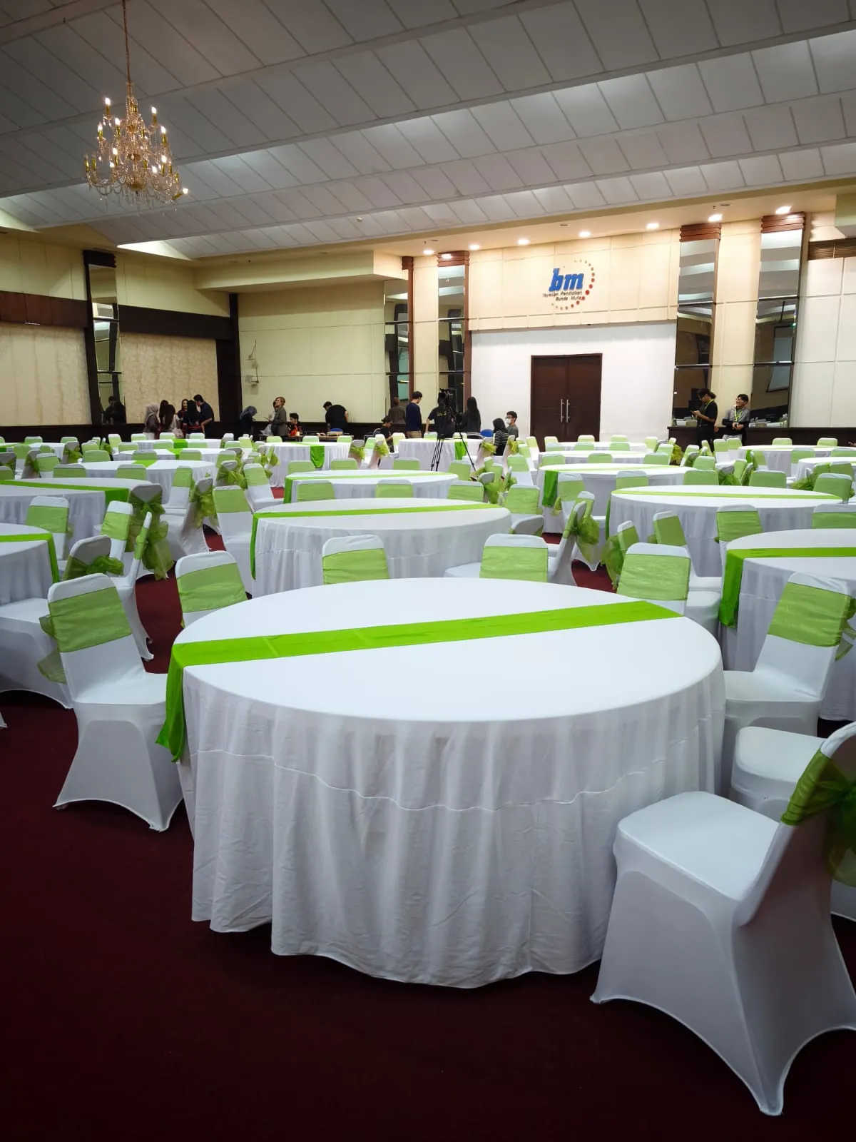 Dekorasi bunga dan meja peserta untuk acara konferensi di UBM