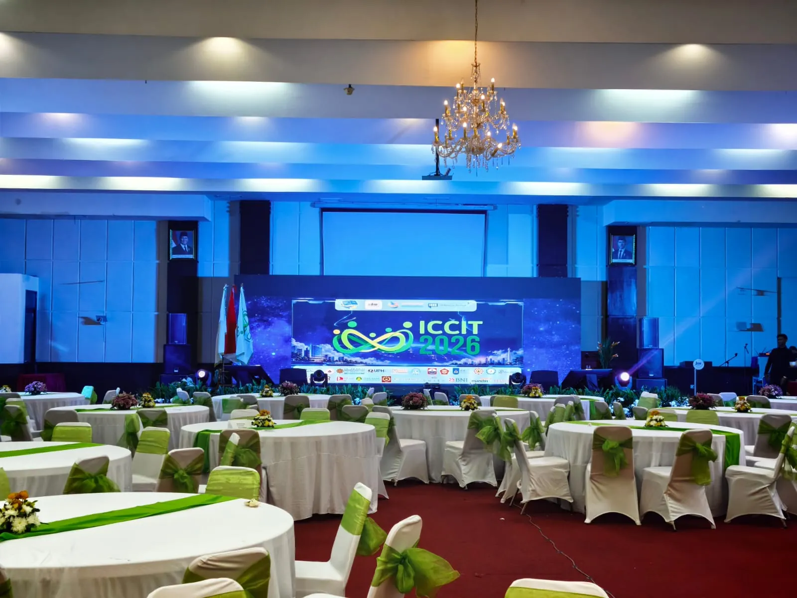 Panggung konferensi ICCIT 2026 di Universitas Bunda Mulia dengan layar utama dan tata ruang peserta