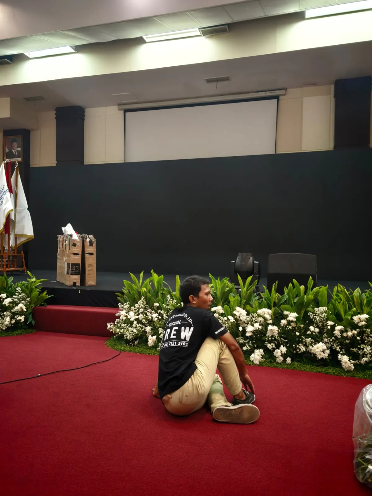 Panggung konferensi UBM yang telah ditata sebelum sesi dimulai