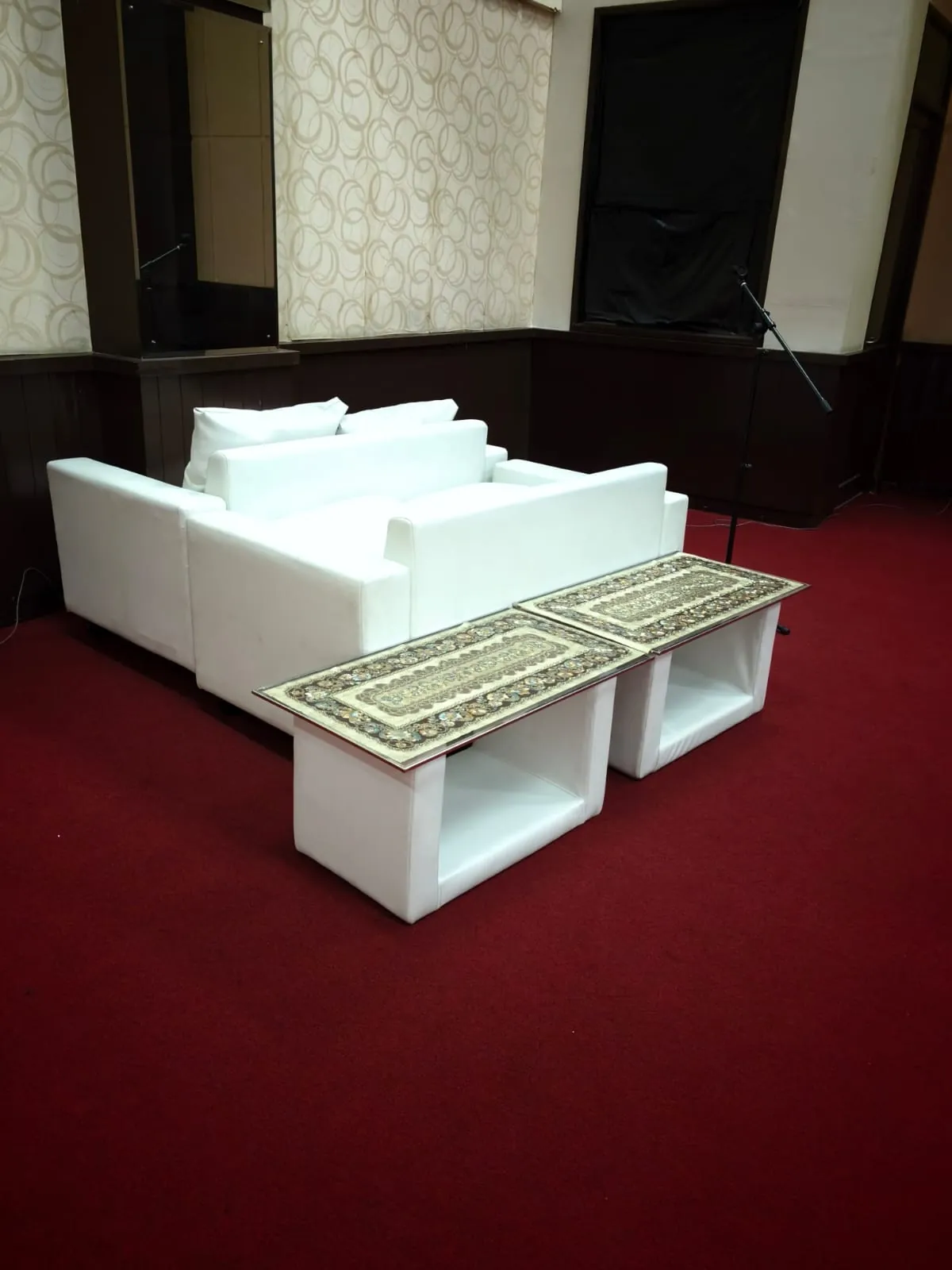 Meja konferensi dengan cover putih di dalam ballroom acara
