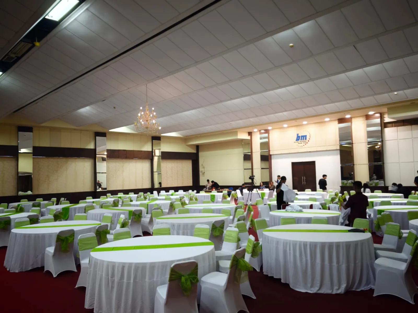 Tata meja bundar dan area peserta di ballroom konferensi