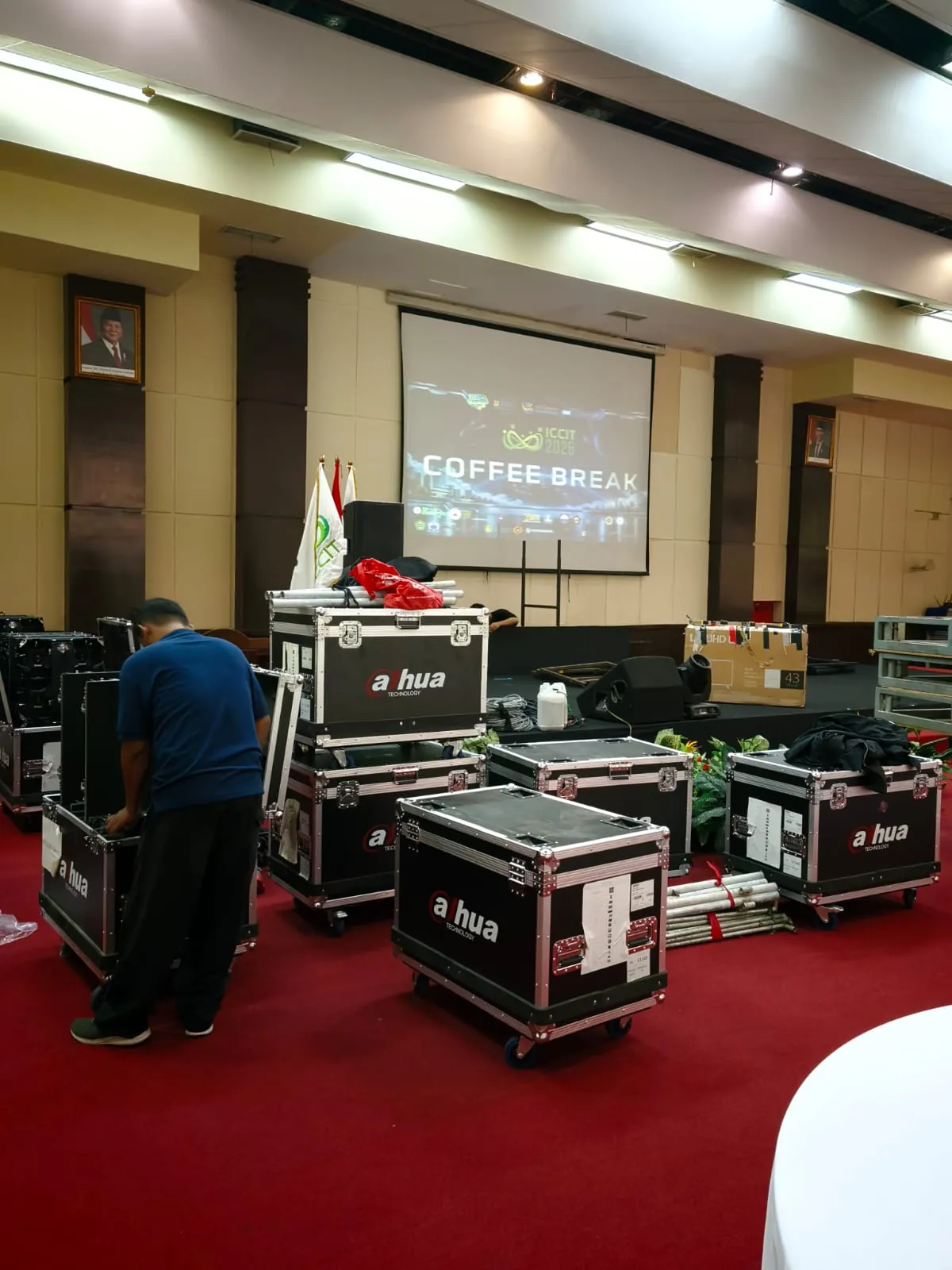 Perangkat audio dan pencahayaan panggung untuk produksi konferensi di Jakarta
