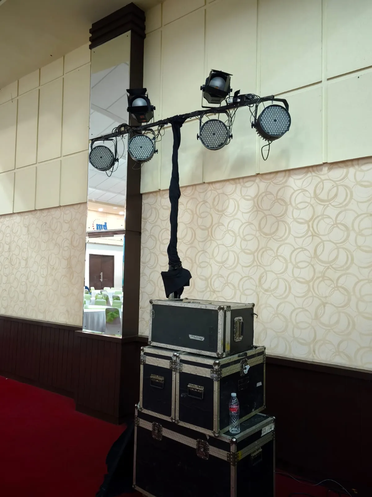 Mixer audio dan perangkat teknis untuk mendukung acara konferensi