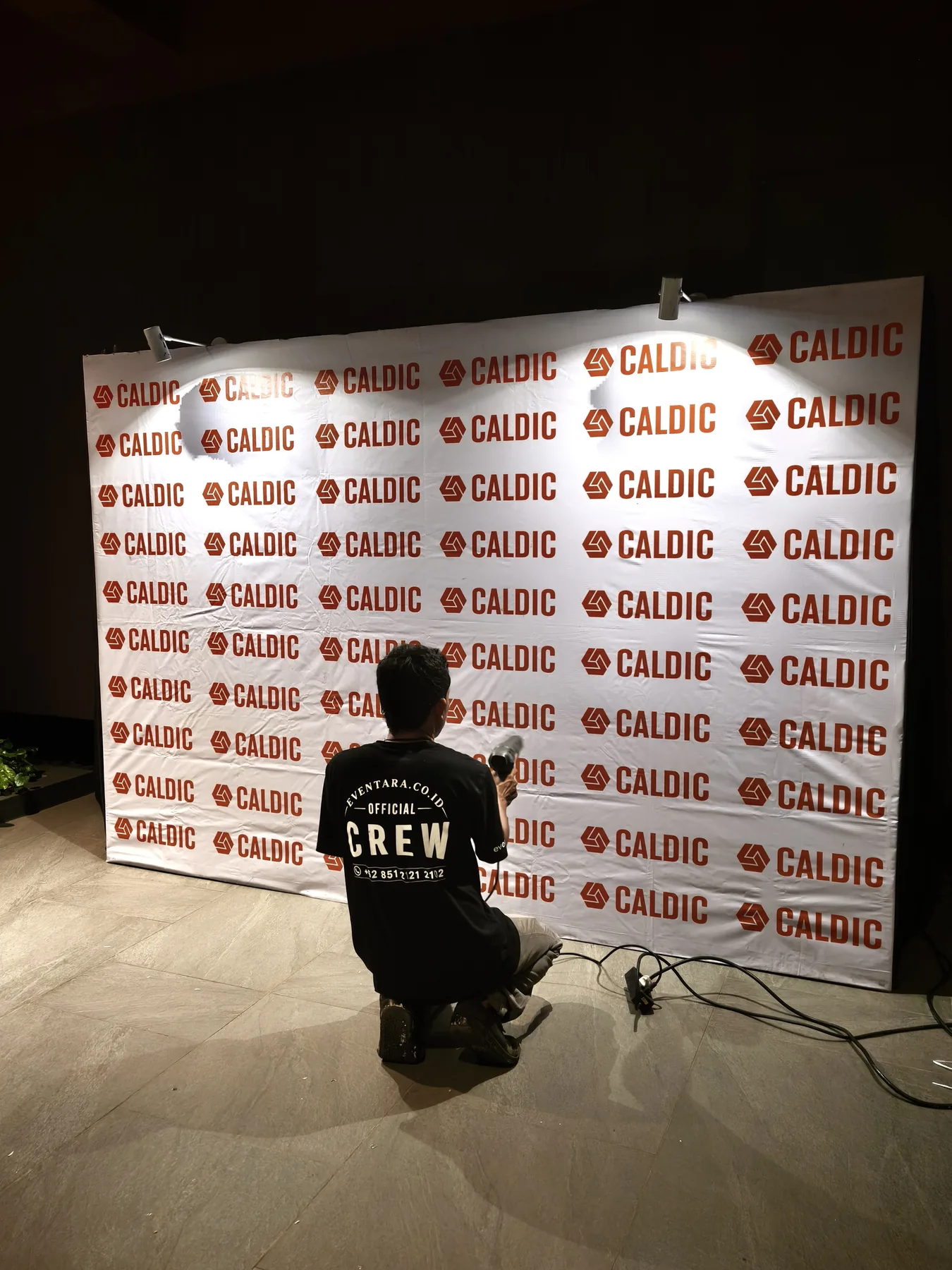 Backdrop Caldic yang dipasang untuk area dokumentasi Gala Dinner
