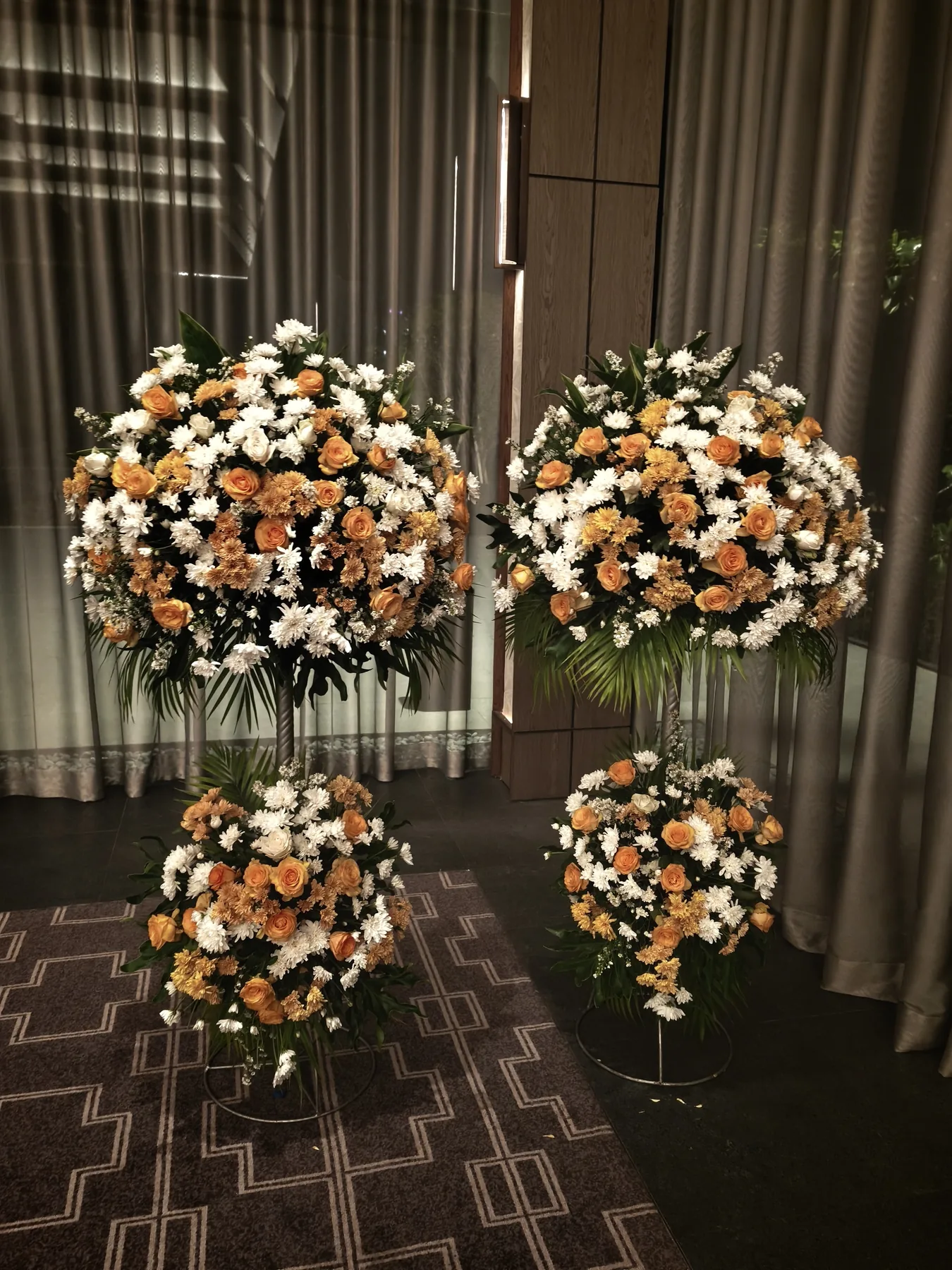 Rangkaian bunga dekoratif di area Gala Dinner Caldic