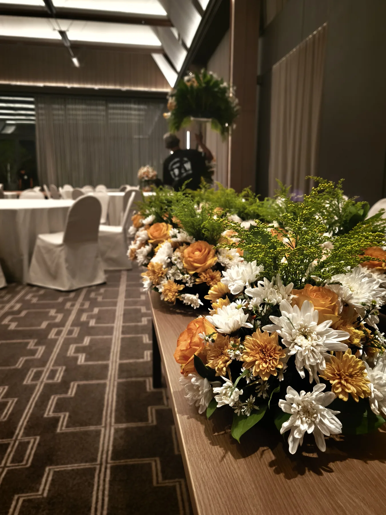 Rangkaian bunga meja untuk dekorasi Gala Dinner Caldic Indonesia