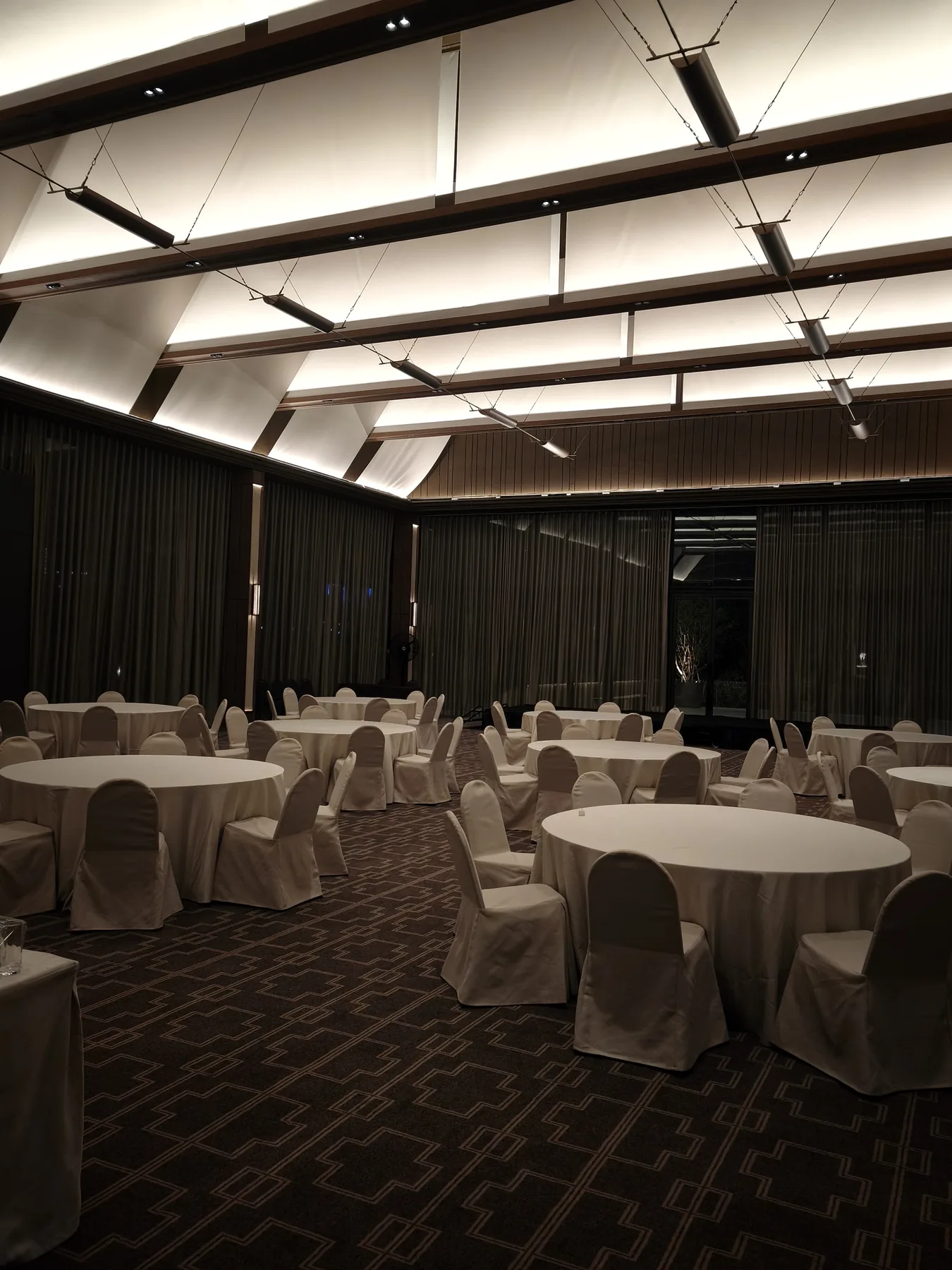 Susunan meja bundar dan kursi banquet untuk Gala Dinner Caldic Indonesia