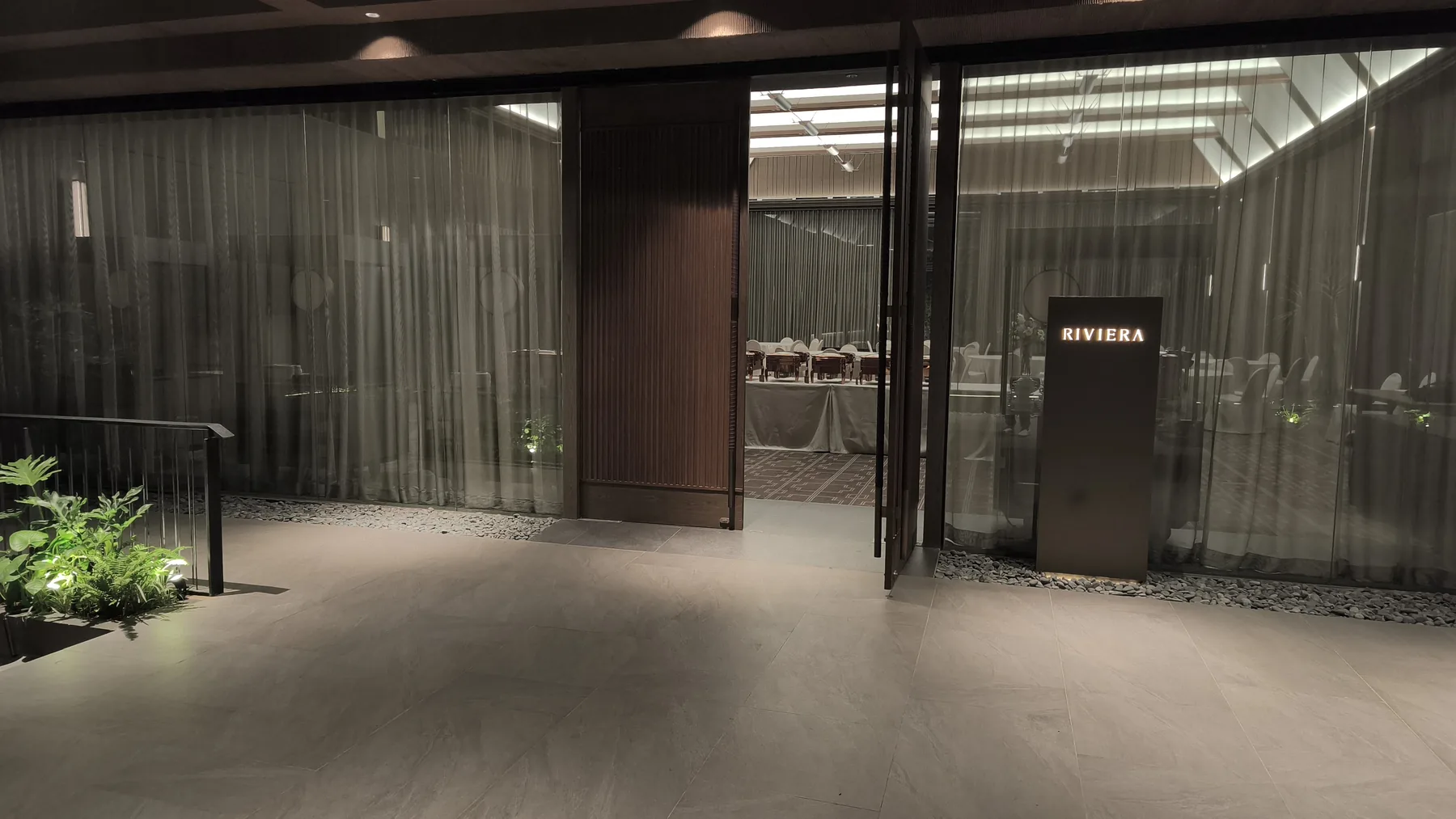Pintu ruang acara dengan signage Riviera untuk Gala Dinner Caldic Indonesia