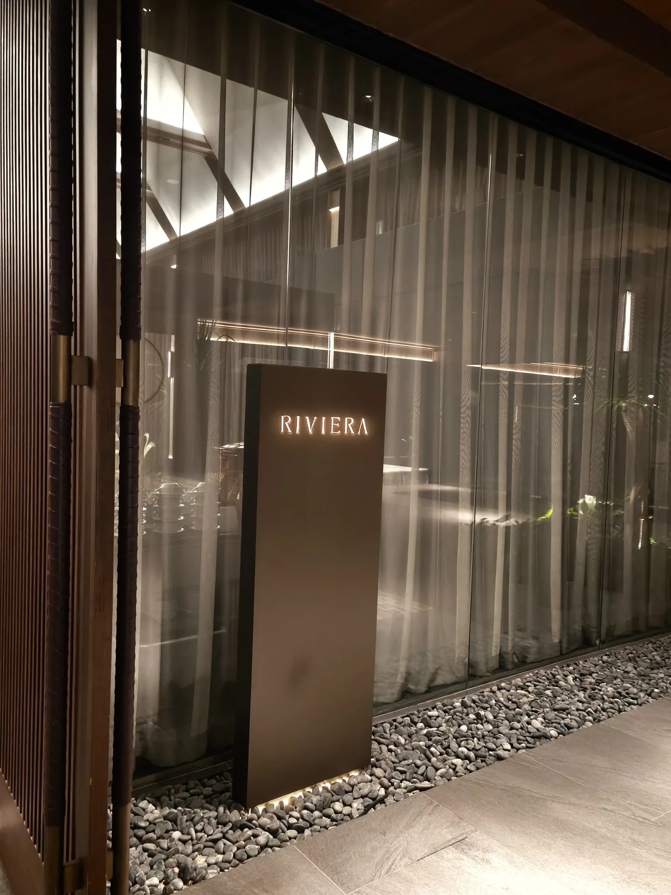 Signage Riviera pada pintu masuk venue Gala Dinner Caldic