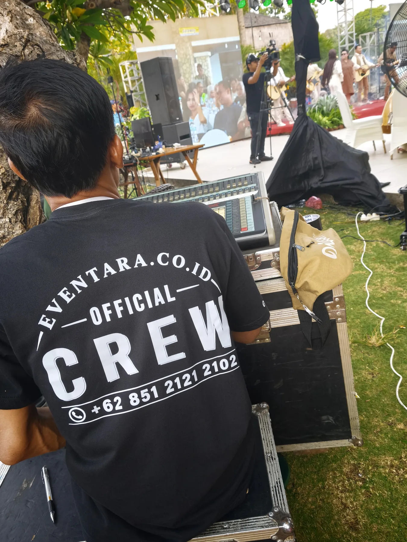 Kru Eventara Indonesia menyiapkan perangkat acara ulang tahun Gateway di Ancol