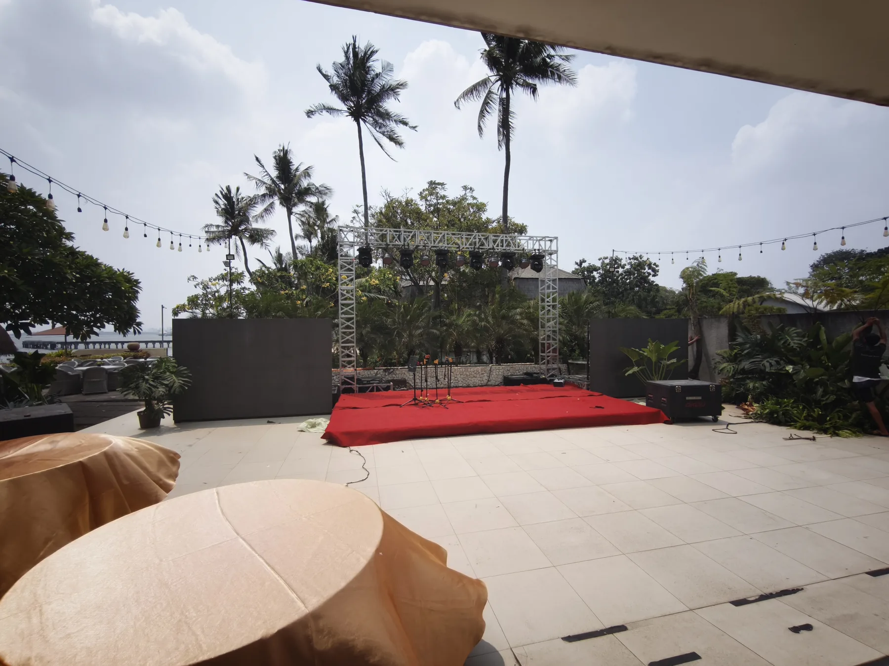 Panggung utama untuk perayaan 17th Anniversary Gateway Container Line di area terbuka Ancol
