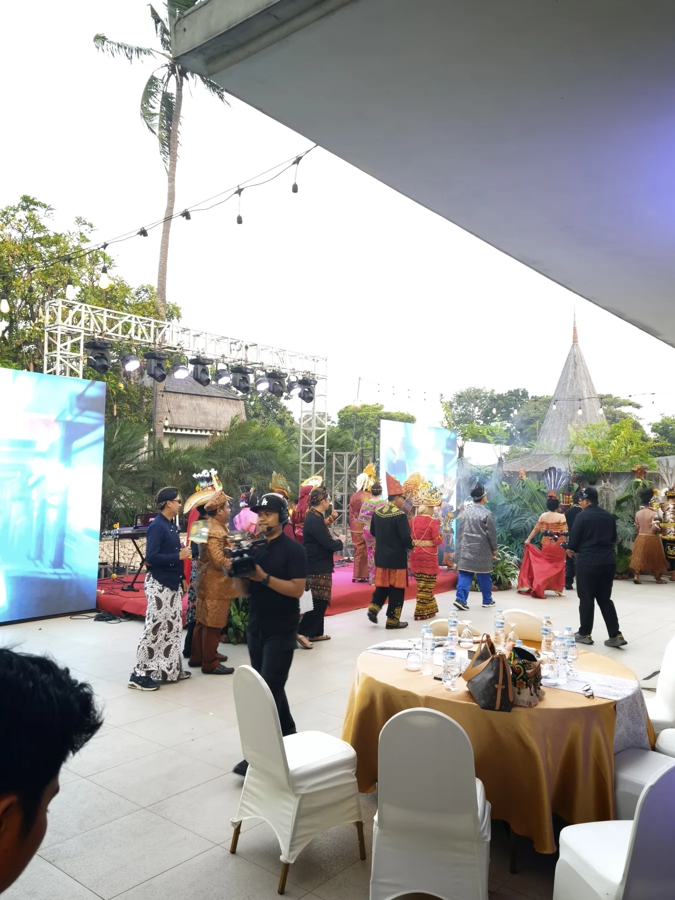 Area tamu dan meja acara pada ulang tahun ke-17 Gateway Container Line, dokumentasi dan layanan live streaming