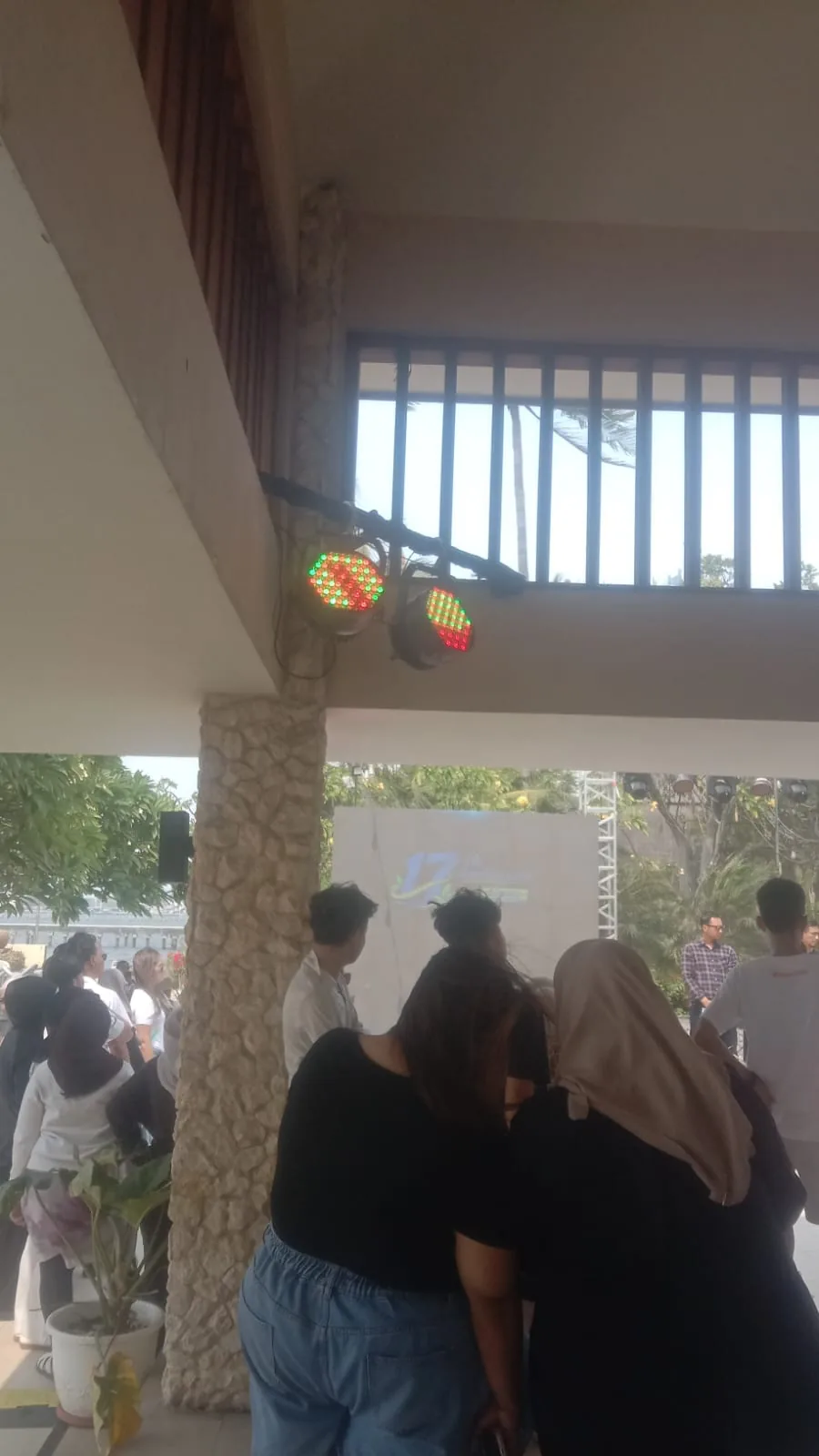 Tamu hadir di area terbuka untuk perayaan ulang tahun Gateway Container Line