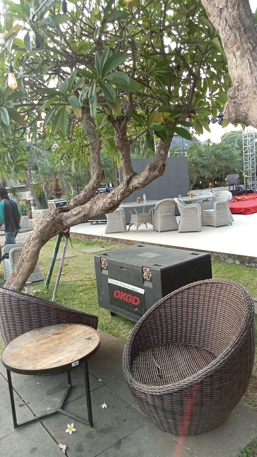Area lounge outdoor dengan meja dan kursi untuk tamu acara Gateway di Ancol
