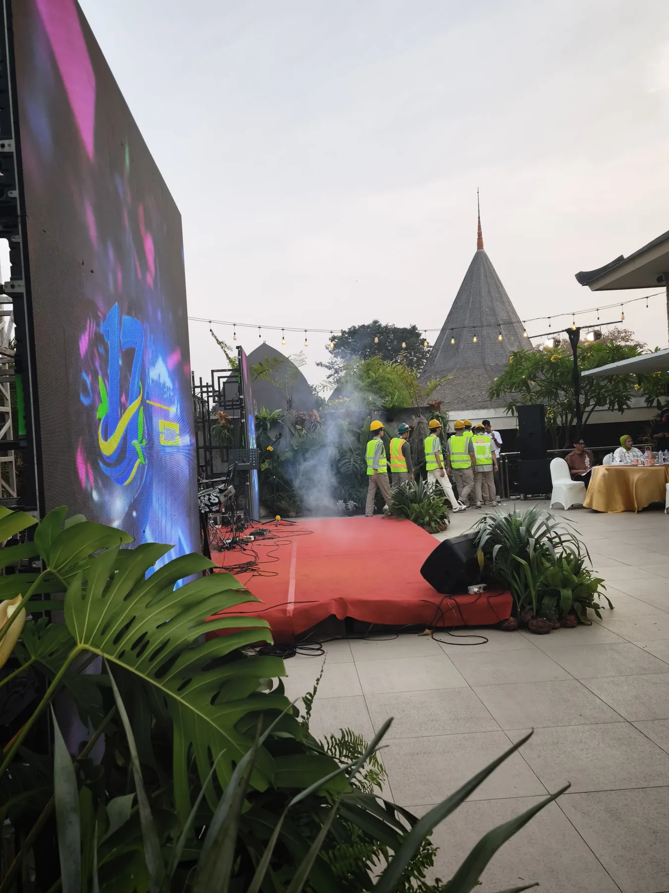 Panggung dan layar LED pada acara ulang tahun ke-17 Gateway Container Line