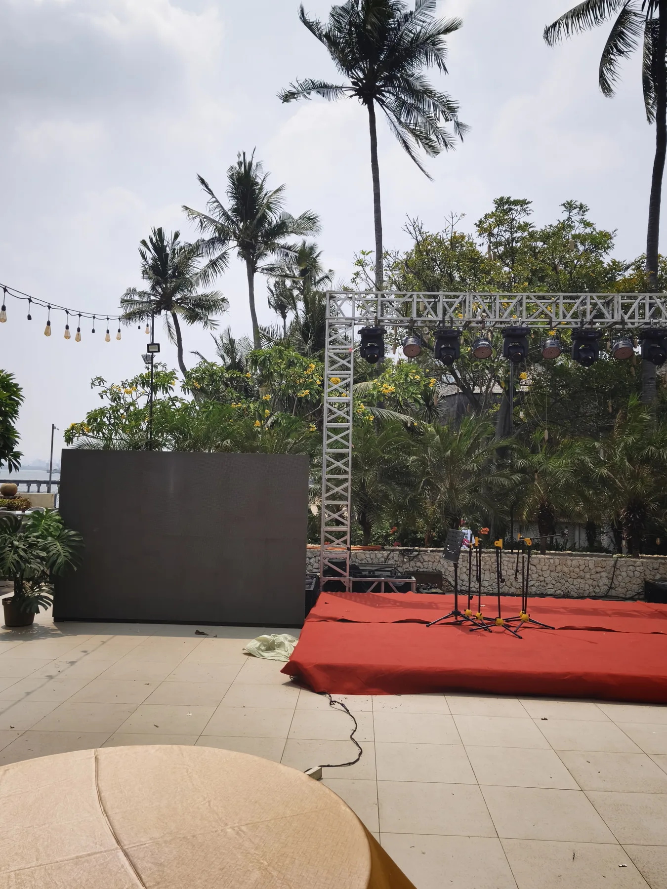 Sisi panggung dan layar LED pada produksi anniversary perusahaan di Ancol