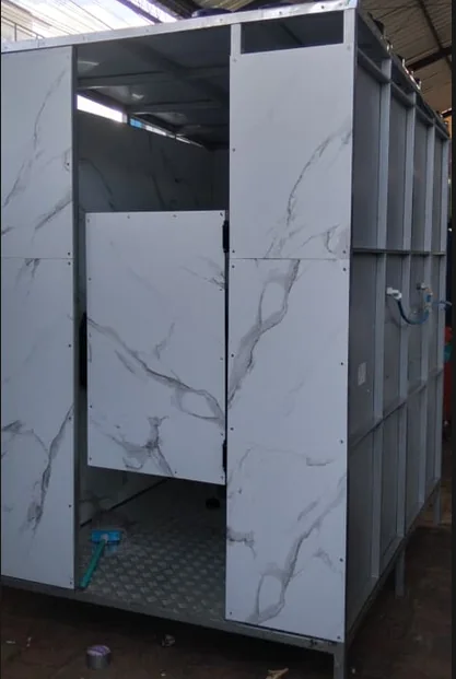 Kabin sanitasi panel modular dengan pintu dan sambungan pipa