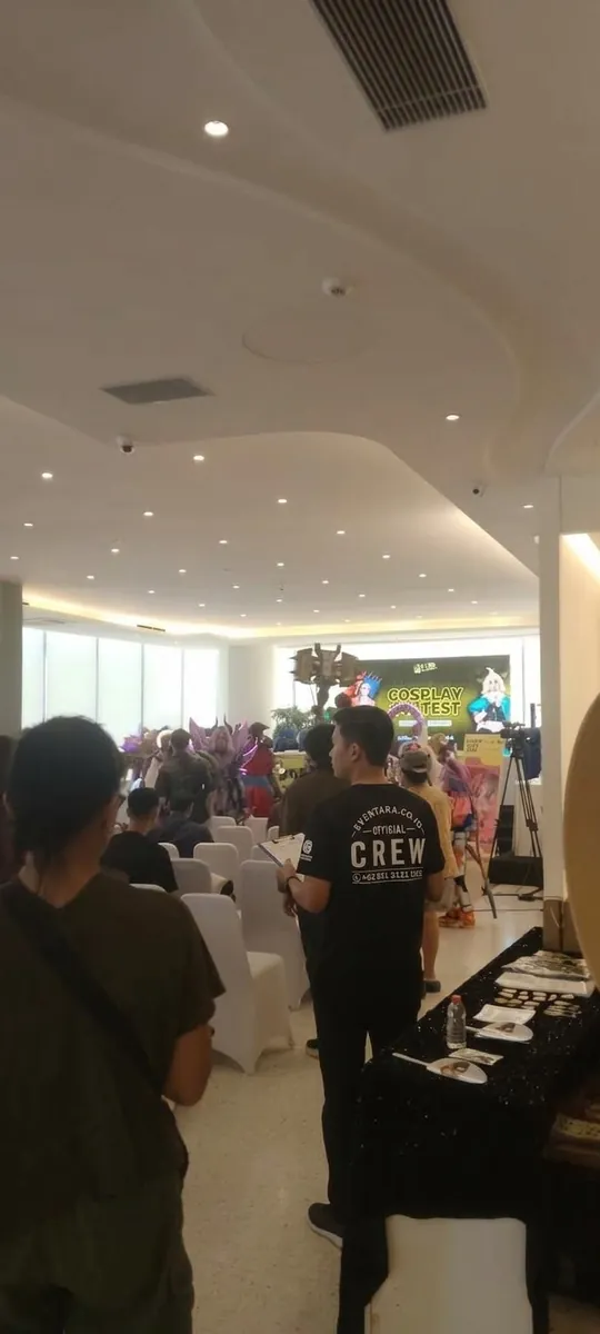 Pengunjung memasuki area turnamen Mobile Legends di The Gala Serpong