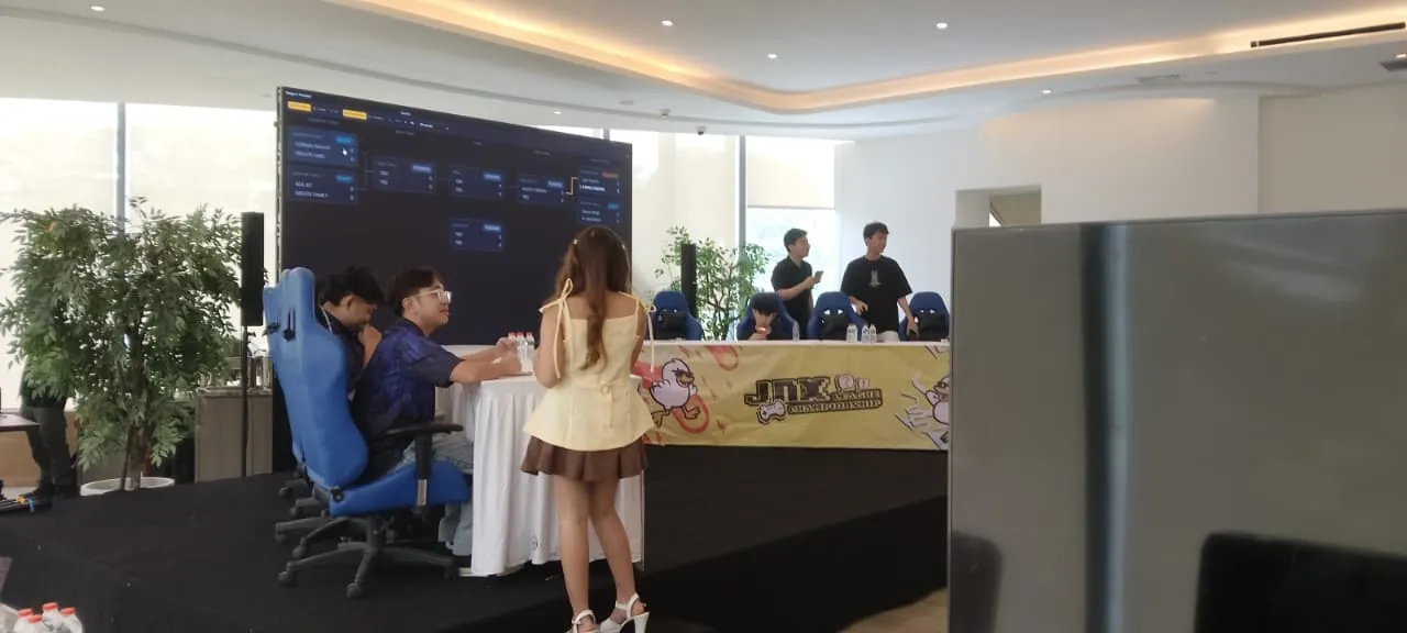 Pemain dan kru JOYNIX di area pertandingan esports Mobile Legends