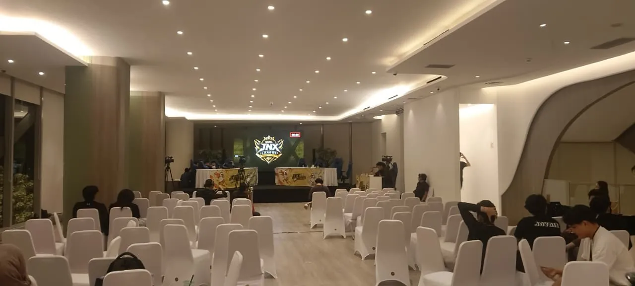 Kursi penonton dan layar panggung untuk turnamen Mobile Legends di The Gala Serpong
