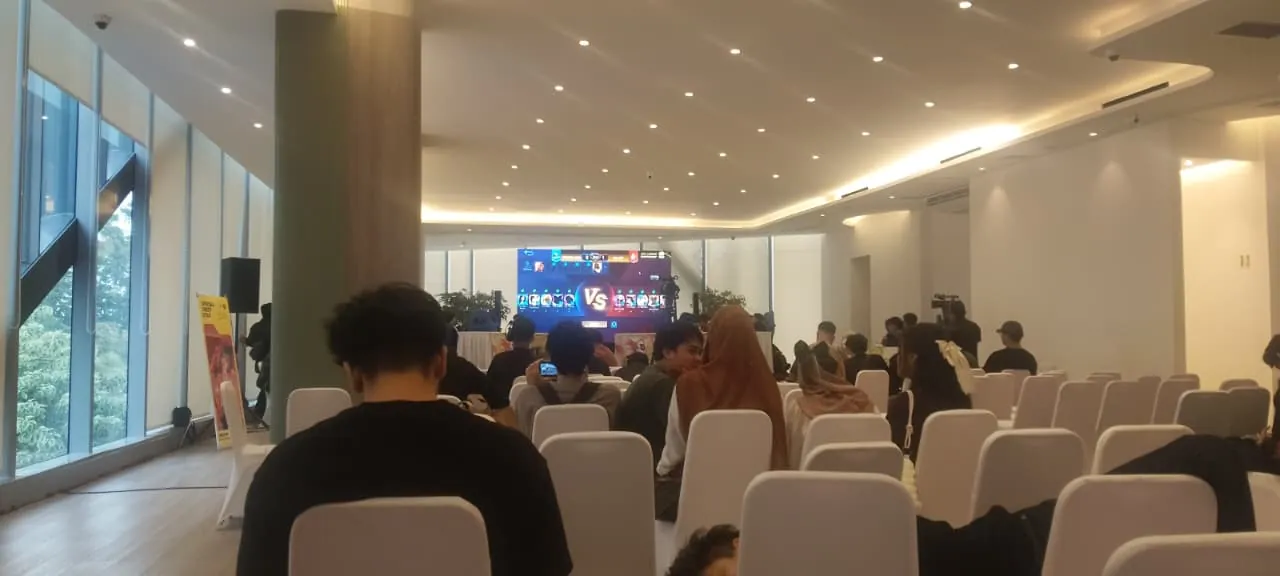Suasana penonton menyaksikan pertandingan esports Mobile Legends di Serpong