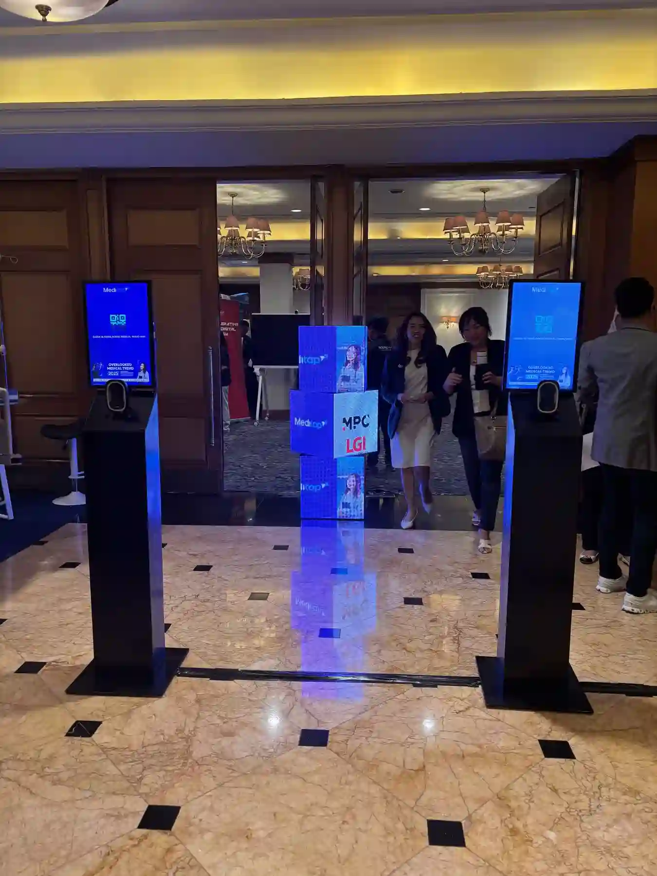 Area display pameran kesehatan yang telah dipasang di dekat akses ballroom