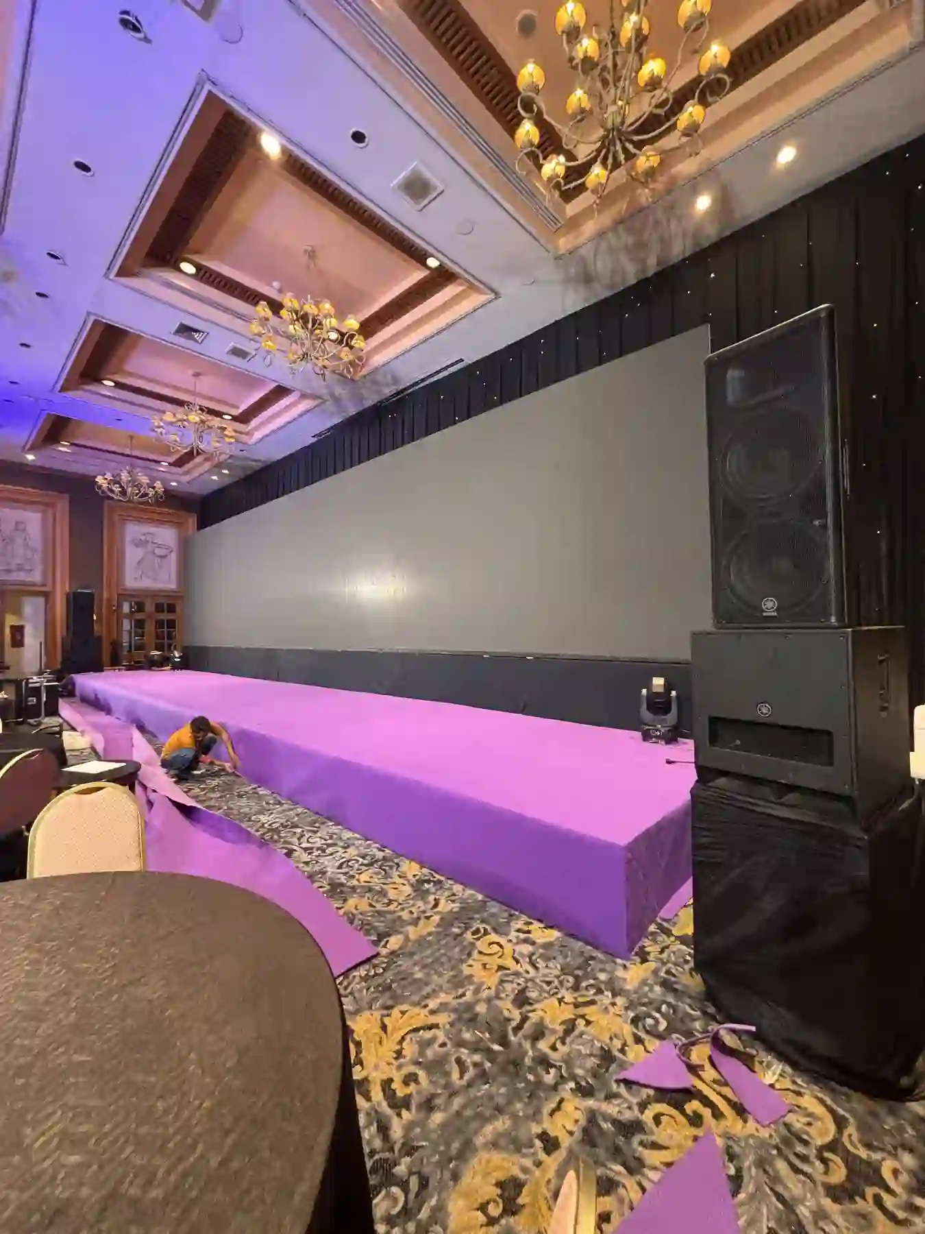 Ballroom pameran kesehatan dengan panggung berlampu ungu