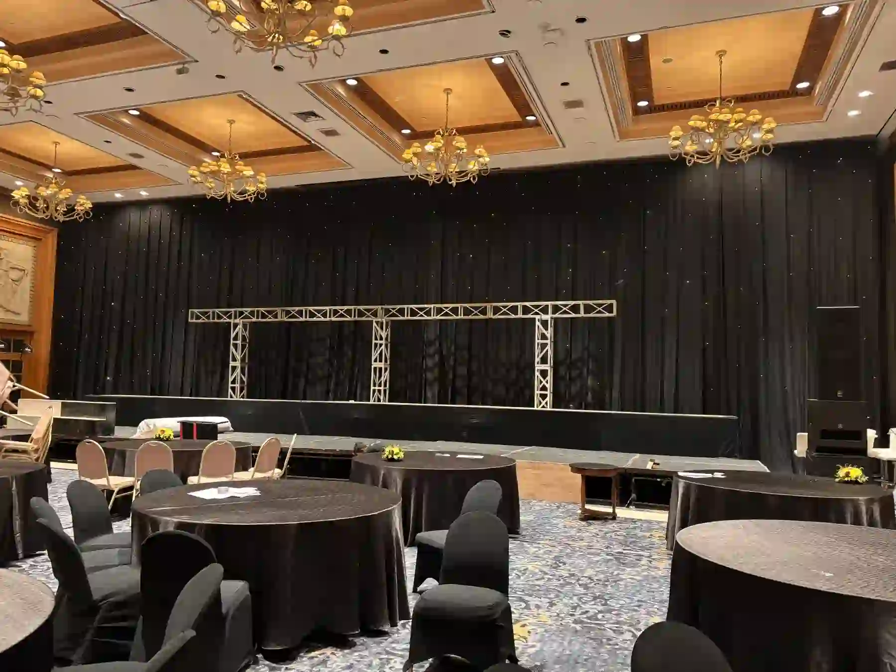 Tampilan lebar panggung dan area meja di ballroom untuk pameran kesehatan