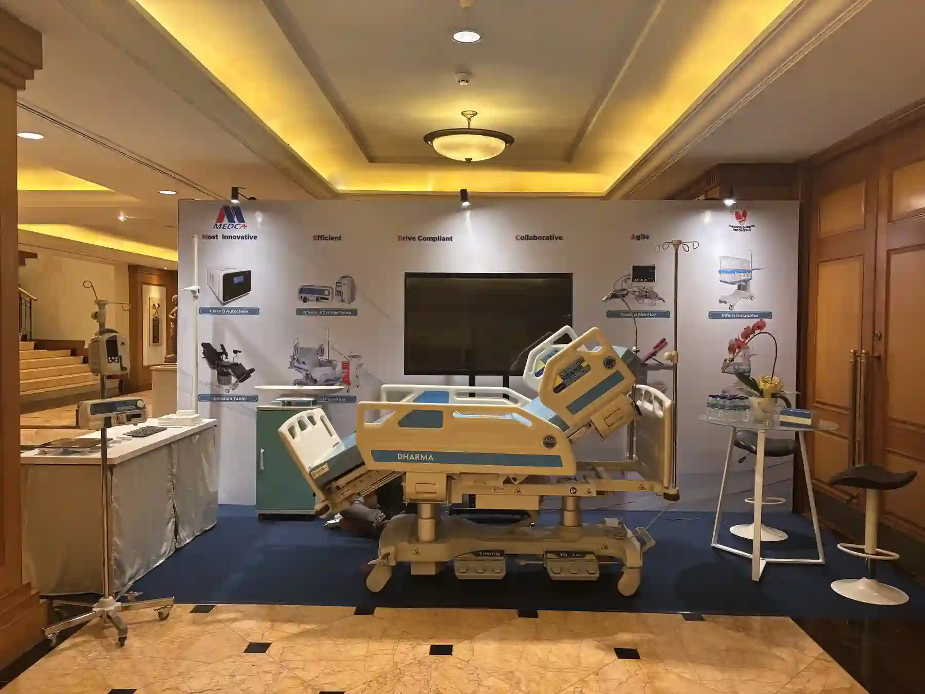 Tempat tidur pasien dan alat medis yang dipamerkan di booth kesehatan